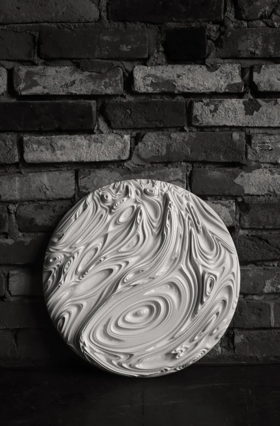 Jupiter Round Panel 01, dettaglio laterale che rivela la profondità della superficie scolpita.