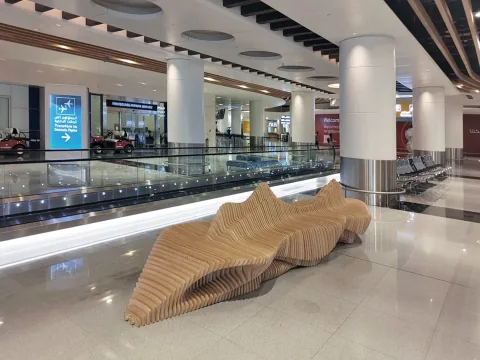 Largos bancos paramétricos instalados en la sala de salidas del Aeropuerto Internacional de Mascate