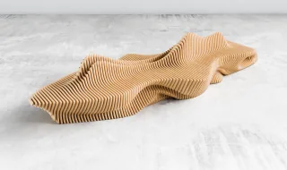 Murena Bench, un asiento largo de madera contrachapada en capas con picos fluidos y áreas de asiento empotradas